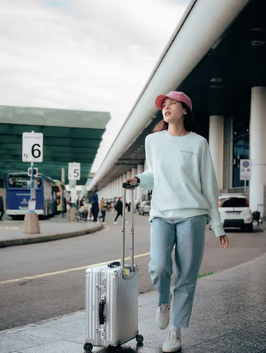 Maudy Ayunda pilih kenakan printed hoodie  dan celana mint dengan pink cap dan Mexico 66 shoes [Onitsuka Tiger]
