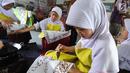 Murid kelas IV SDN Julang belajar membuat membatik di Batik Tradisiku di Kota Bogor, Jawa Barat (2/10). Kegiatan selama 3 hari ini diselenggarakan secara gratis dalam rangka memperingati Hari batik Nasional 2 Oktober. (Merdeka.com/Arie Basuki)