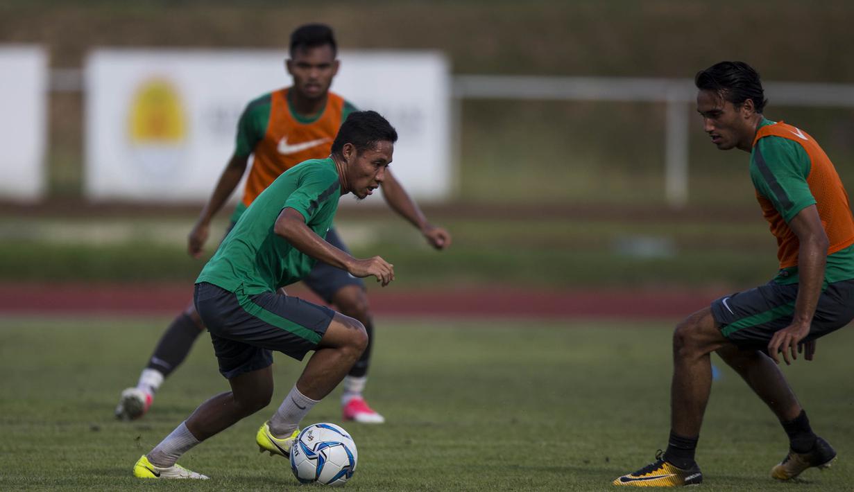 Pemain Timnas Indonesia U-22. Evan Dimas, berusaha melewati Ezra Walian saat latihan di Stadion UKM, Selangor, Senin (14/8/2017). Ini merupakan latihan terakhir jelang laga SEA Games melawan Thailand. (Bola.com/Vitalis Yogi Trisna)