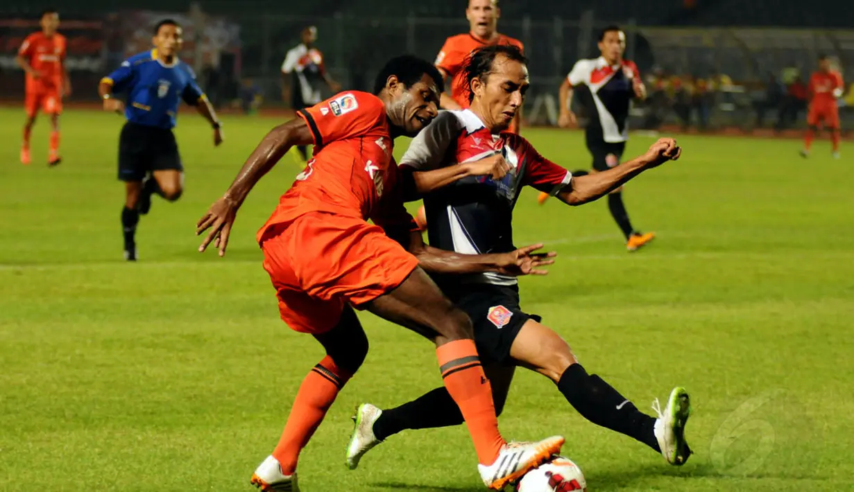 Pemain tengah Persija, Victor Pae (kiri) berusaha lolos dari kawalan Fauzan Jamal (Persijap) saat berlaga di lanjutan ISL di stadion GBK Jakarta, (26/5/2014). (Liputan6.com/Helmi Fithriansyah)