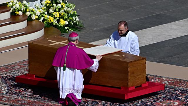 Haru, Jutaan Pasang Mata Saksikan Misa Pemakaman Paus Fransiskus