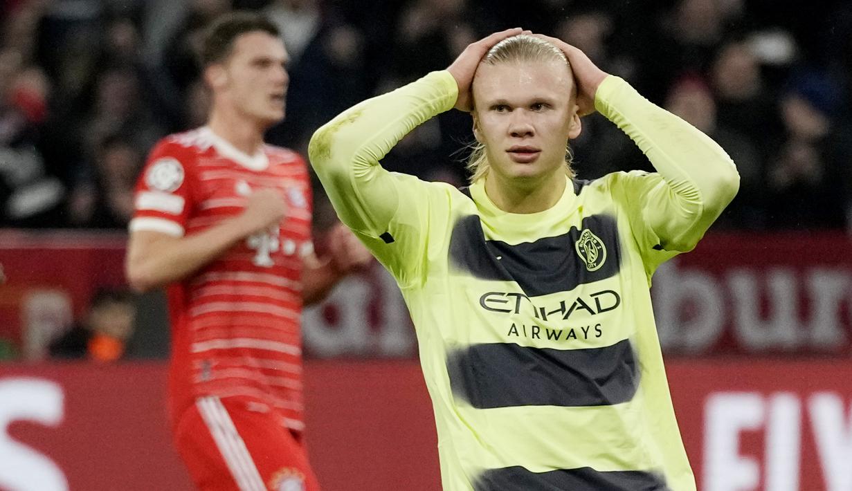 Ekspresi pemain Manchester City, Erling Haaland, setelah gagal mencetak gol penalti ke gawang Bayern Munchen pada babak perempat final leg kedua Liga Champions di Allianz Arena, Kamis (20/4/2023). (AFP Chistof Stache)