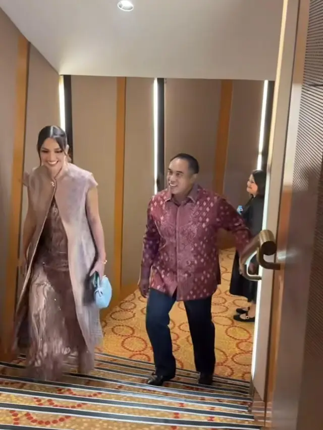 6 Gaya Elegan Nia Ramadhani Pakai Gaun Songket dan Tas Mewah Rp157 Jutaan saat Hadiri Achmad Bakrie Awards