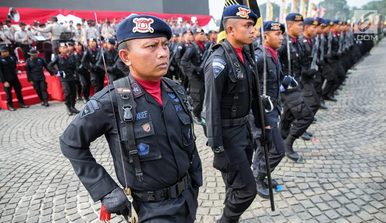 Prajurit Polri saat melakukan gladi acara HUT Polri yang ke-71 di Monas, Jakarta, Jumat (7/7). Hut Polri tersebut akan dirayakan tanggal 10 Juli mendatang dengan dihadiri oleh Presiden Joko Widodo. (Liputan6.com/Faizal Fanani)
