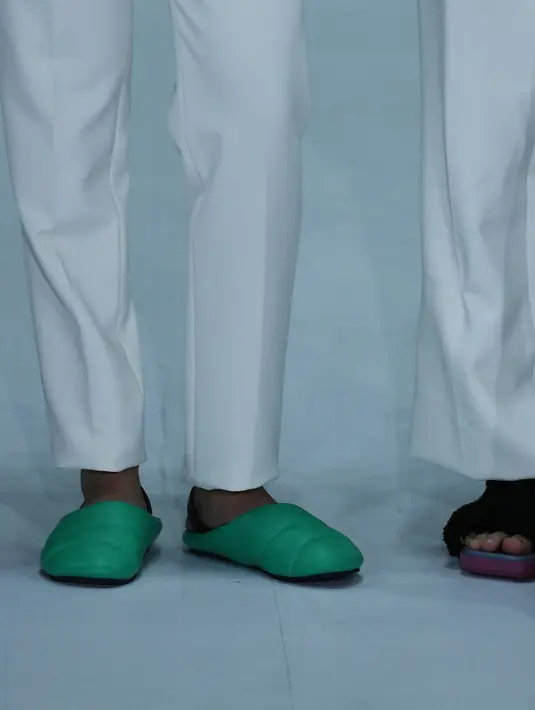 Fitriya Vidyawati, Founder & CEO dari MKS Shoes, mencoba menjawab perubahan gaya hidup yang mulai hybrid ini lewat alas kaki yang dibuatnya. (JFW).