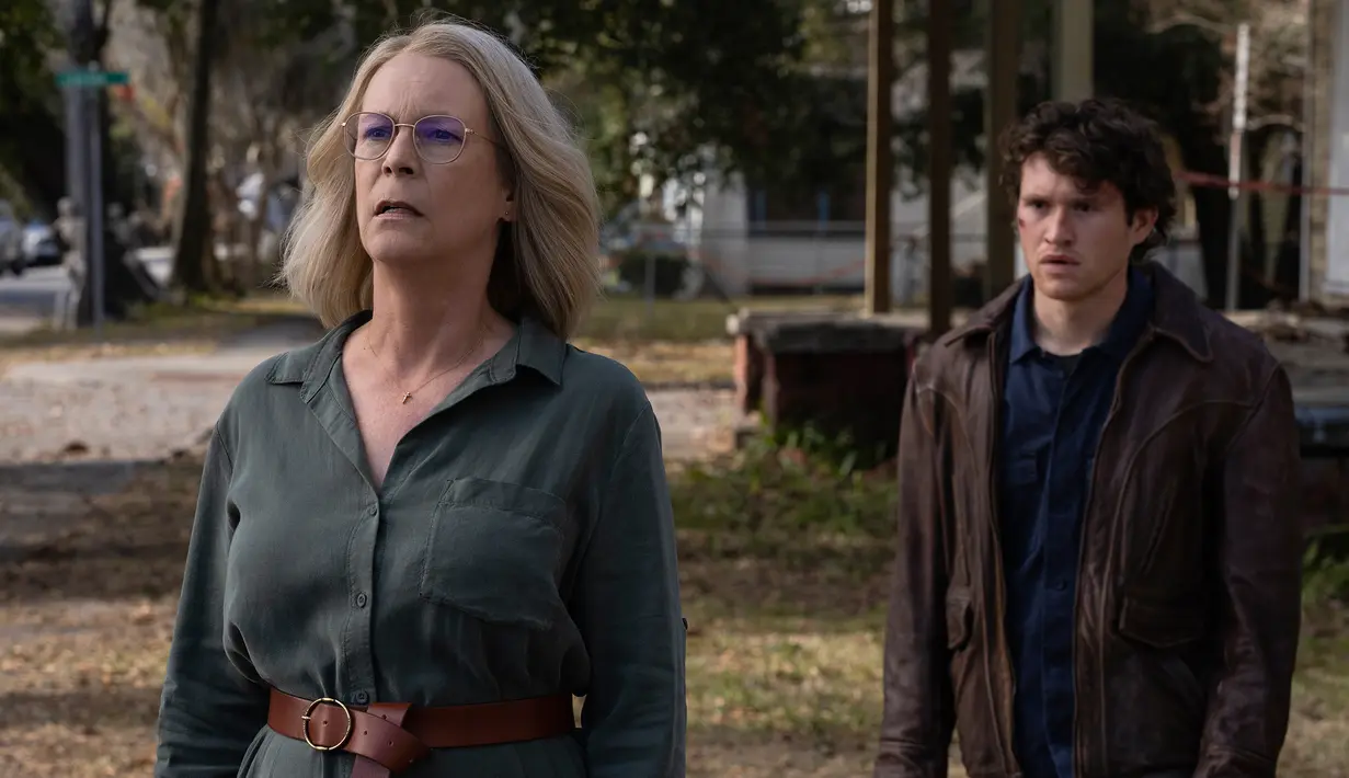 Gambar yang dirilis oleh Universal Pictures ini menunjukkan Jamie Lee Curtis (kiri) dan Rohan Campbell dalam adegan film Halloween Ends. Karya dari David Gordon Green ini dibintangi oleh Jamie Lee Curtis, Andi Matichak, Rohan Campbell, dan Will Patton. (Ryan Green/Universal Pictures via AP)