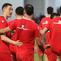 Pemain Timnas Indonesia, Jay Idzes (kiri) berbincang dengan Jordy Amat saat melakoni latihan resmi menjelang laga FIFA Series 2026 melawan St Kitts and Nevis di Stadion Madya, Senayan, Jakarta, Kamis (26/03/2026). (Bola.com/M Iqbal Ichsan)