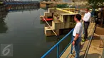 Sejumlah peneliti yang berasal dari Jerman mengamati kondisi Waduk Pluit, Jakarta, Rabu (16/3). Normalisasi Waduk Pluit membuat sejumlah warga negara asing tertarik melakukan penelitian. (Liputan6.com/Faisal R Syam)