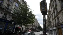 Kamera pengukur kecepatan kendaraan digambarkan di sebuah jalan di Paris, Senin (30/8/2021). Kota Paris telah mengeluarkan aturan yang membatasi kecepatan baru untuk pengemudi menjadi hanya 30 kilometer per jam untuk mengurangi kecelakaan dan membuat Paris lebih ramah pejalan kaki (AP/Francois Mori)