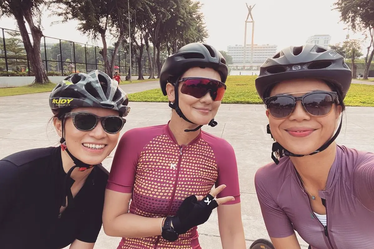 6 Gaya Luna Maya saat Bersepeda, Makin Cantik dan Bugar