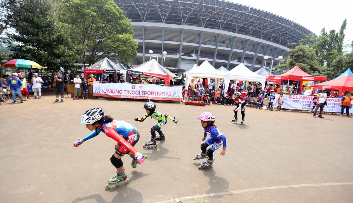Anak-Anak ikut berpartisipasi dalam kejuaraan Invitasi Sepatu Roda DKI Jakarta di Senayan, Jakarta, Minggu (8/11/2015). Kejuaraan ini diikuti sekitar 39 klub seluruh Indonesia. (Bola.com/Nicklas Hanoatubun).