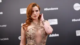 Bella Thorne berpose saat menghadiri pemutaran perdana film Divinity pada acara Sundance Film Festival 2023 di Egyptian Theatre, Park City, Utah, Amerika Serikat, 21 Januari 2023. Aktris berusia 25 tahun itu tampil seksi dalam balutan gaun berpayet berwarna merah muda. (Matt Winkelmeyer/Getty Images/AFP)