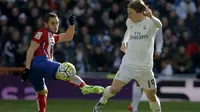 Pemain Real Madrid, Luka Modric menghalau bola dari sepakan pemain Atletico Madrid, Jorge "Koke" Resurrecion pada lanjutan La Liga Spanyol pekan ke-26 di Stadion Santiago Bernabeu, Sabtu (27/2/2016) Malam WIB. (REUTERS/Sergio Perez)