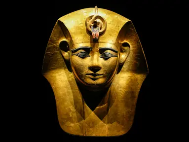 Topeng emas Raja Amenemope yang menjadi bagian dari pameran bertajuk "Ramses &amp; the Gold of the Pharaohs" di Museum Australia, Sydney, Australia, Selasa (21/112023). Pameran tersebut menampilkan koleksi artefak termasuk sarkofagus, mumi hewan, perhiasan, topeng kerajaan, jimat, dan harta karun emas yang memamerkan karya pengrajin Mesir. (AP Photo/Mark Baker)