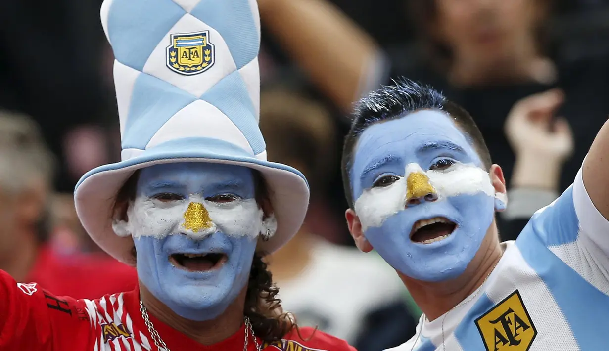 Aksi Suporter Argentina memberi semangat kepada timnya  pada laga kualifikasi Piala Dunia 2018 zona CONMEBOL di Stadio Nacional Julio Martinez Pradanos, Santiago, Jumat (25/3/2016) WIB.  (REUTERS/Rodrigo Garrido)