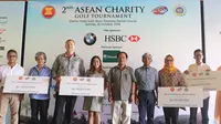 Secretary-General of ASEAN H.E. Le Luong Minh bersama Wakil Menteri Luar Negeri, A M Fachir  berserta para penerima donasi berfoto bersama pada acara Asean Charity Golf Tournament, Minggu (16/10/2016). (Liputan6.com / Herman Zakharia)c