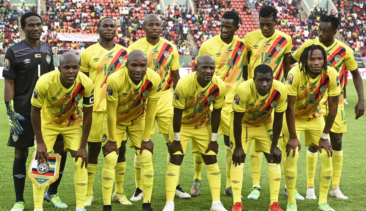 Foto Ilustrasi Timnas Zimbabwe di Piala Afrika 2021. Pada Februari 2022 FIFA menjatuhkan sanksi untuk Zimbabwe. Intervensi yang dilakukan Komisi Olahraga dan Rekreasi (SRC) kepada Asosiasi Sepak Bola Zimbabwe (ZIFA) terkait dugaan pelecehan seksual. (AFP/Pius Utomi Ekpei)