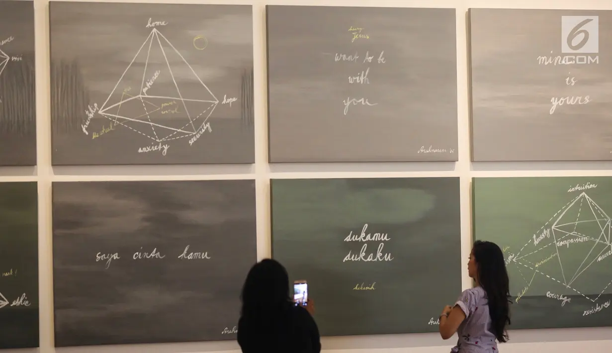 Pengunjung mengabadikan gambar karya seni Arahmaiani di Museum MACAN, Kebon Jeruk, Jakarta, Kamis (14/2). Pameran bertajuk Masa Lalu Belumlah Berlalu menghadirkan 70 karya seni yang diciptakan sejak tahun 1980. (Liputan6.com/Fery Pradolo)