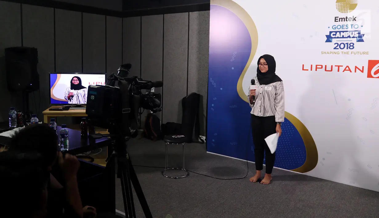 Peserta mengikuti Kompetisi News Presenter dalam rangkaian Emtek Goes To Campus (EGTC) di Universitas Muhammadyah Malang, Selasa (25/9).(Liputan6.com/JohanTallo)