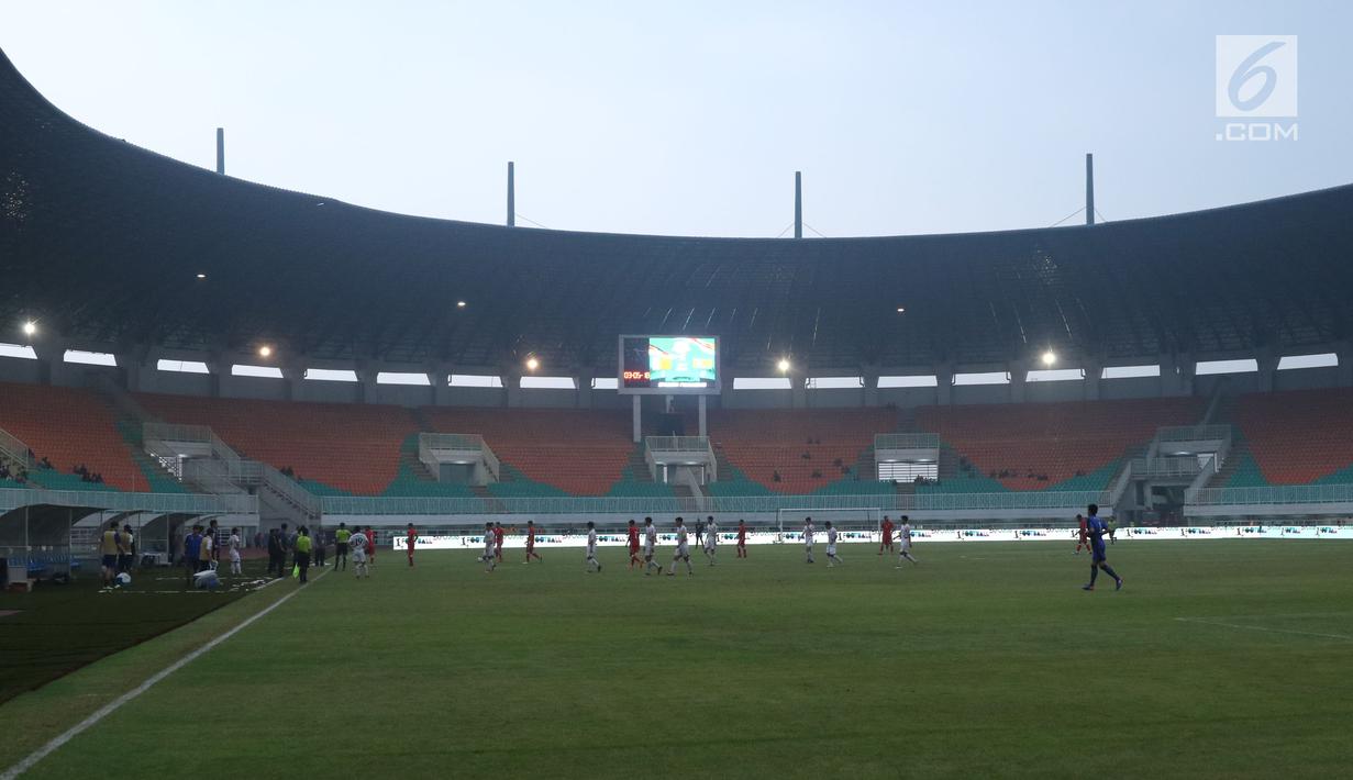 Suasana lapangan saat saat laga Bahrain melawan Korea Utara dihentikan sementara akibat lampu mati pada  PSSI Anniversary Cup 2018 di Stadion Pakansari, Kab Bogor, Kamis (3/5). Laga dimenangkan Bahrain 4-1. (Liputan6.com/Helmi Fithriansyah)
