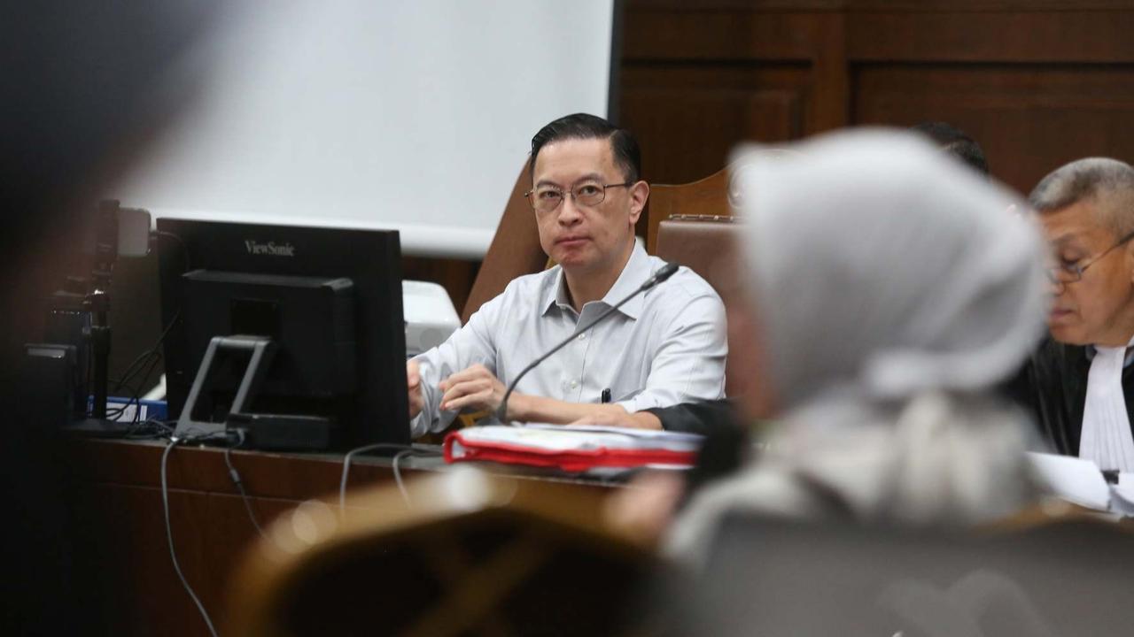 Dianggap Jaksa Sangat Berbahaya, Tom Lembong Makan Gula Rafinasi di Depan Hakim