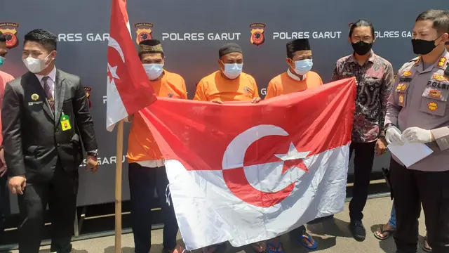 S, UJ, dan JK, tiga jenderal anggota Negara Islam Indonesia (NII), yang sempat viral setelah menyebarluaskan propaganda pendeklarasian NII, tengah menunjukan bendera yang mereka bawa saat deklarasi NII September tahun lalu.