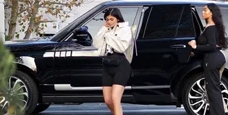 Kylie Jenner belum dua minggu melahirkan. Ia pun akhirnya kembali hadir dalam ruang publik dan menjalani kehidupan normalnya. (SplashNews/TMZ)