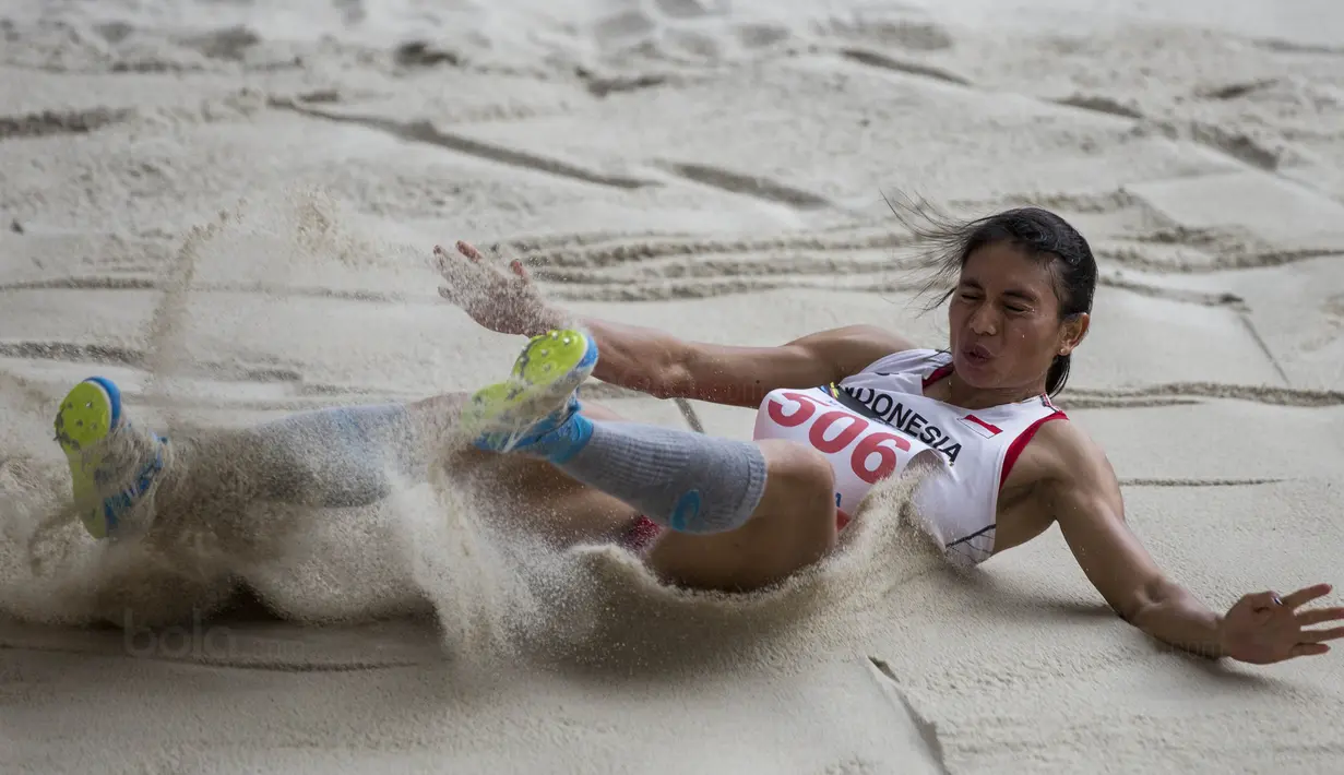 Atlet lompat jauh Indonesia, Maria Londa, melakukan lompatan saat tampil pada ajang SEA Games di Stadion Bukit Jalil, Kuala Lumpur, Jumat (25/8/2017). Maria meraih perak dengan lompatan 6,67 meter. (Bola.com/Vitalis Yogi Trisna)