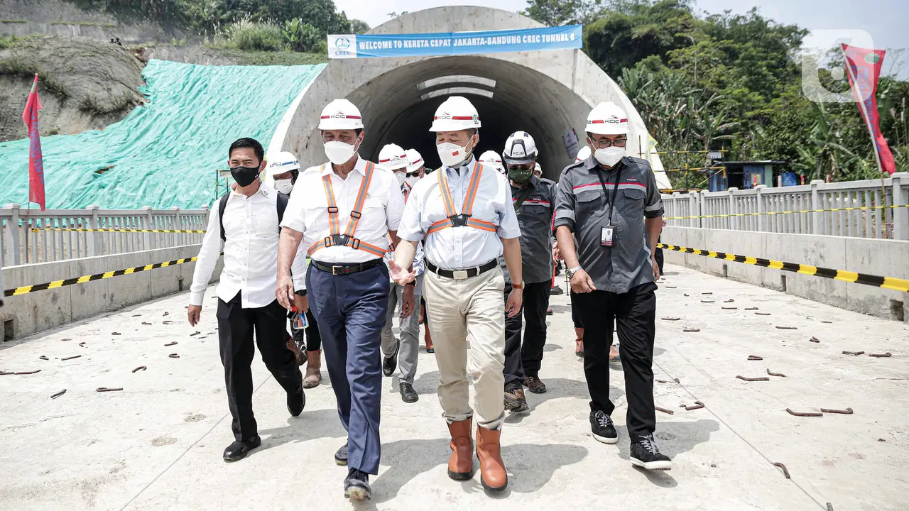 FOTO: Menko Luhut dan Dubes RRT Tinjau Tunnel 6 Kereta Cepat Jakarta - Bandung