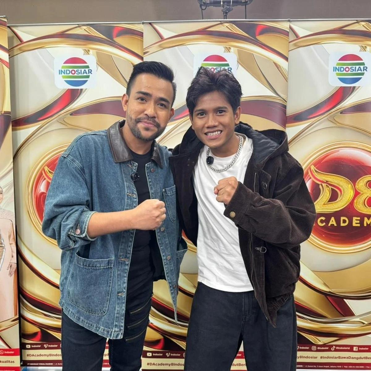 Fildan dan Valen DA7 Menyapa Peserta Audisi Offline D'Academy 8 di Balikpapan