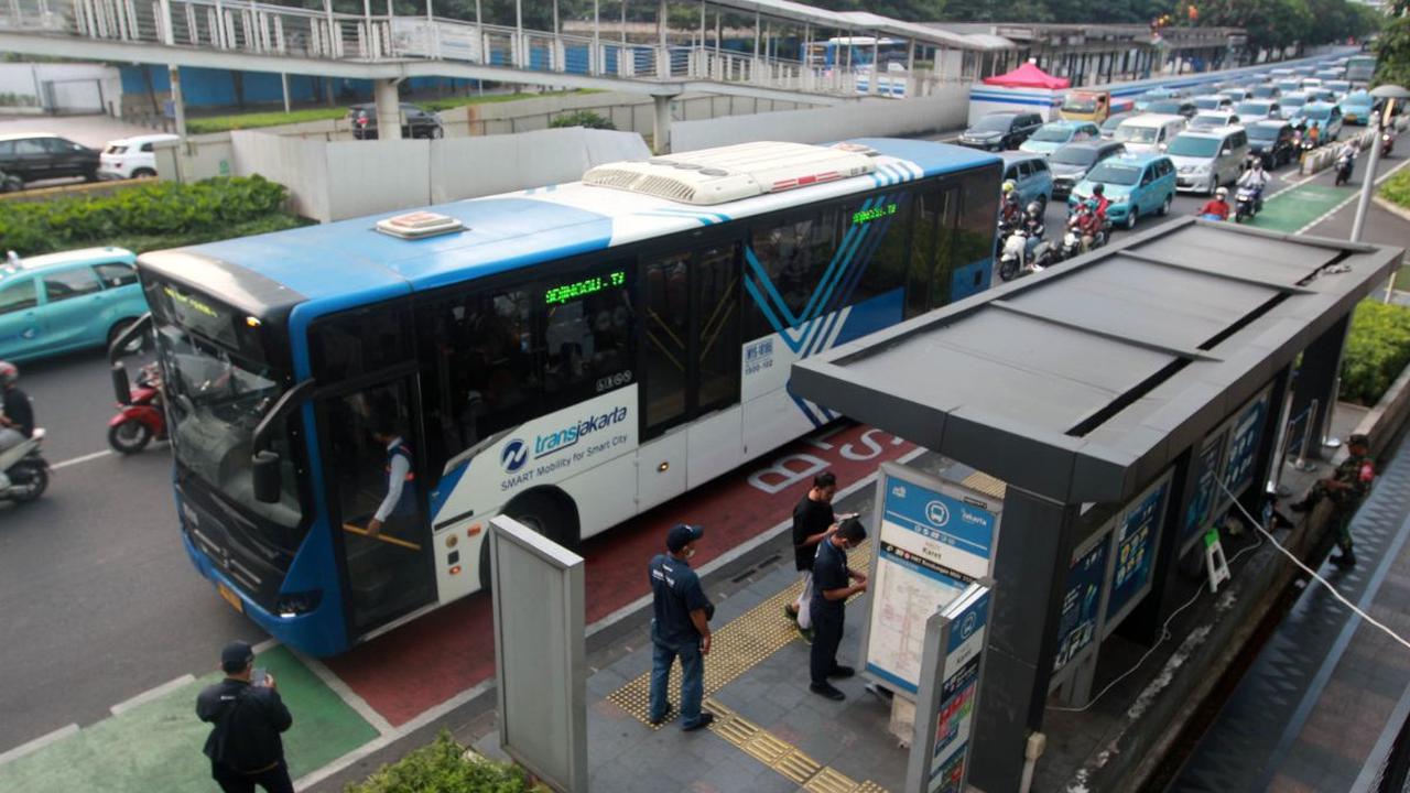 Sebuah video merekam aksi sopir bus Transjakarta ngamuk akibat ulah para pemotor yang menghalangi busway.