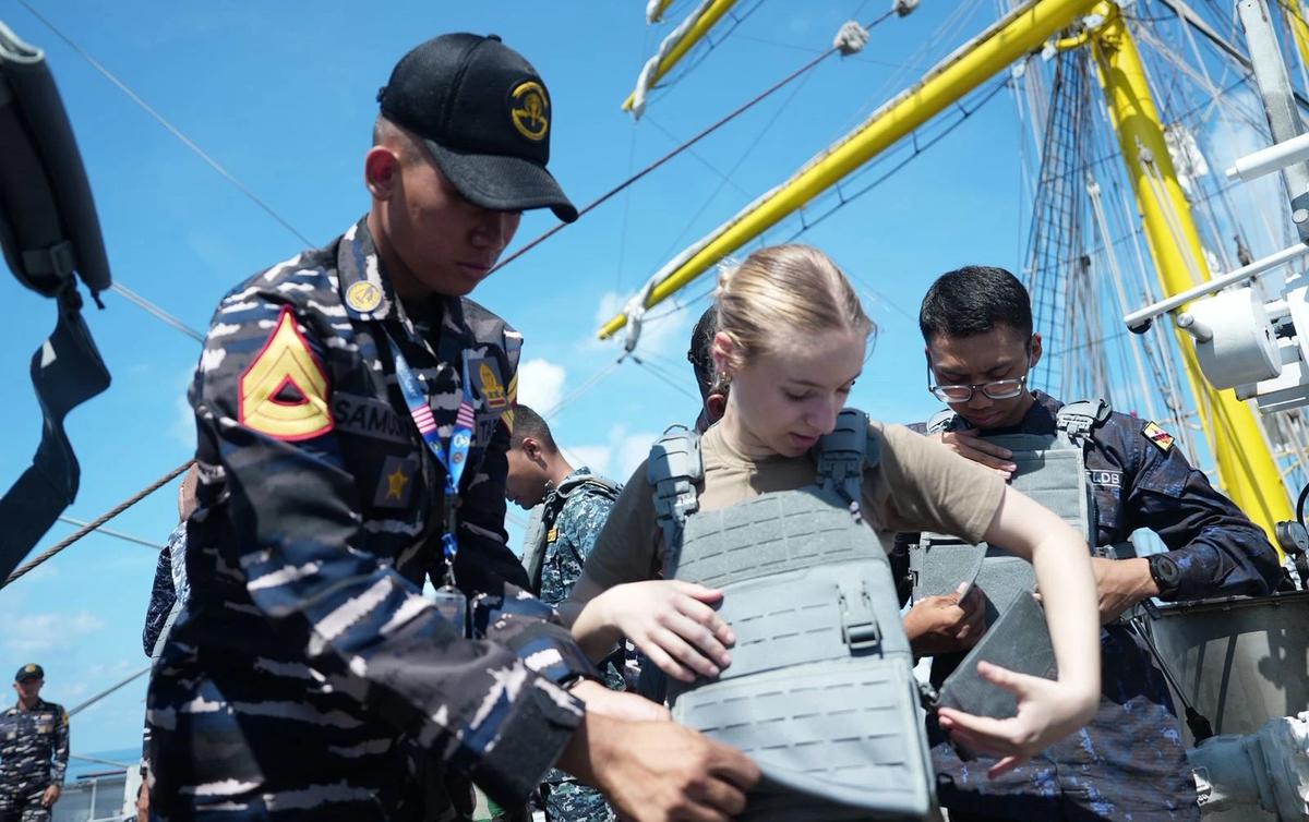 FOTO: Latihan VBSS Warnai Pelayaran Taruna ASEAN di KRI Bima Suci