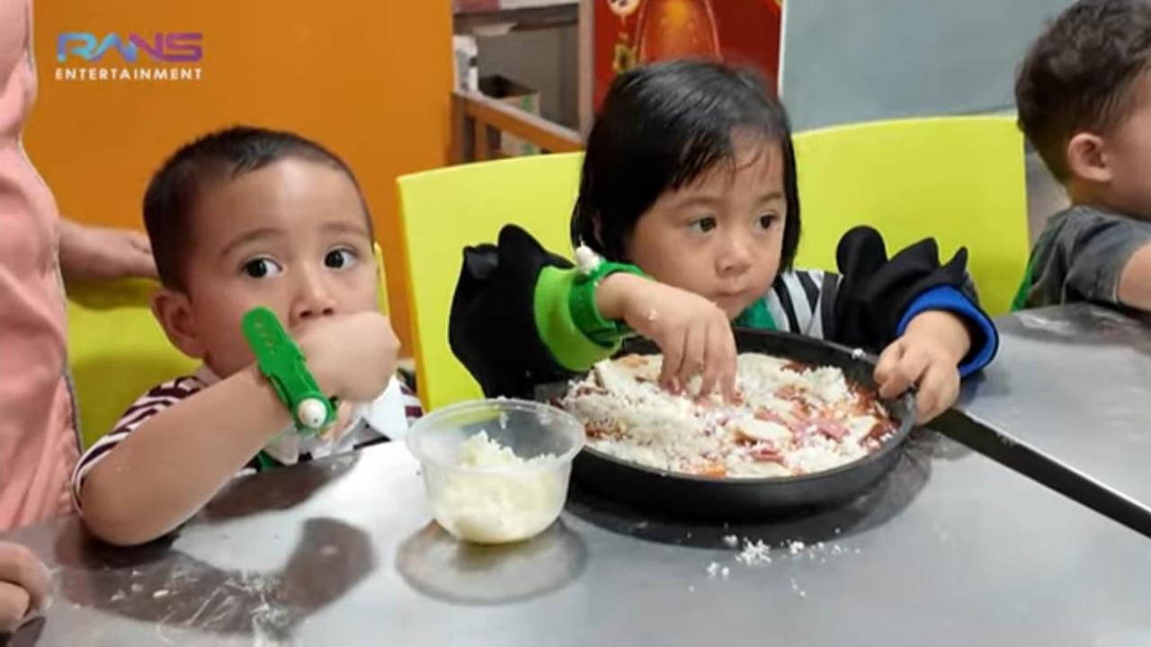 Buat Pizza Bareng Nuni, Potret Rayyyanza Malah Sibuk Makan Keju Sampai Buat Sus Rini Istighfar