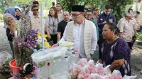 Mengawali hari pertama kampanye Pilkada Jakarta 2024, Ridwan Kamil-Suswono (RIDO) berziarah ke makam sejumlah tokoh Jakarta. (Liputan6.com/Herman Zakharia)