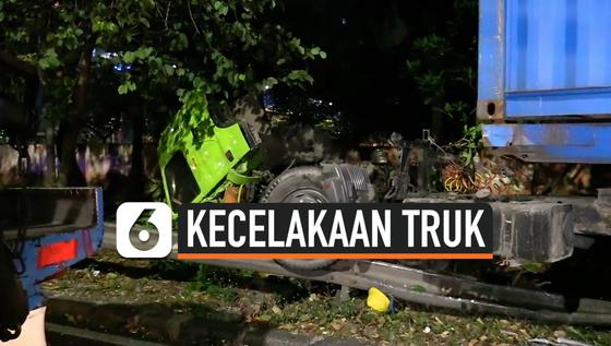VIDEO: Sopir Mengantuk Truk Kontainer Tabrak Separator Transjakarta