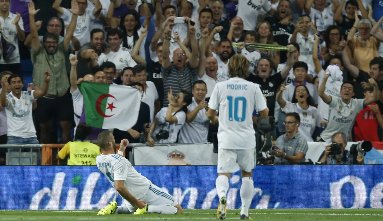 Aksi pemain Real Madrid, Karim Benzema (kiri) merayakan gol ke  gawang Barcelona pada leg kedua Piala Super Spanyol di Santiago Bernabeu stadium (16/8/2017). Real menang 2-0. (AP/Francisco Seco)