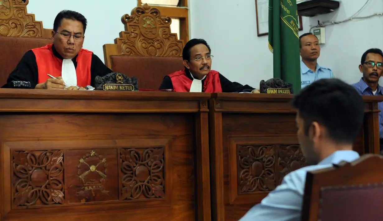 Hakim Ketua, Made Sutisna (kiri) memimpin sidang pembacaan tuntutan terhadap terdakwa Christopher Daniel Syarief di Pengadilan Negeri Jakarta Selatan, Rabu (5/8/2015). Christopher dituntut hukuman 2 tahun 6 bulan. (Liputan6.com/Helmi Fithriansyah)