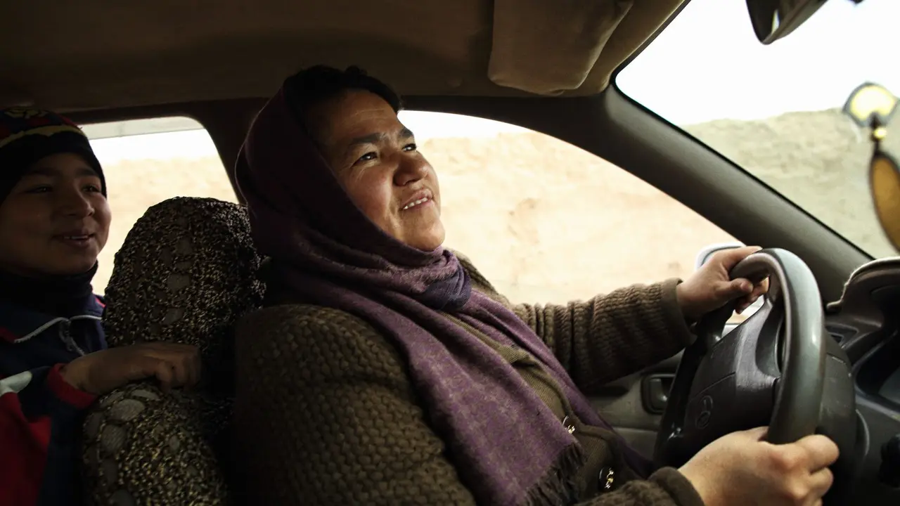 Mengenal Sara Bahayi, Sopir Taksi Cantik Pertama di Afganistan 