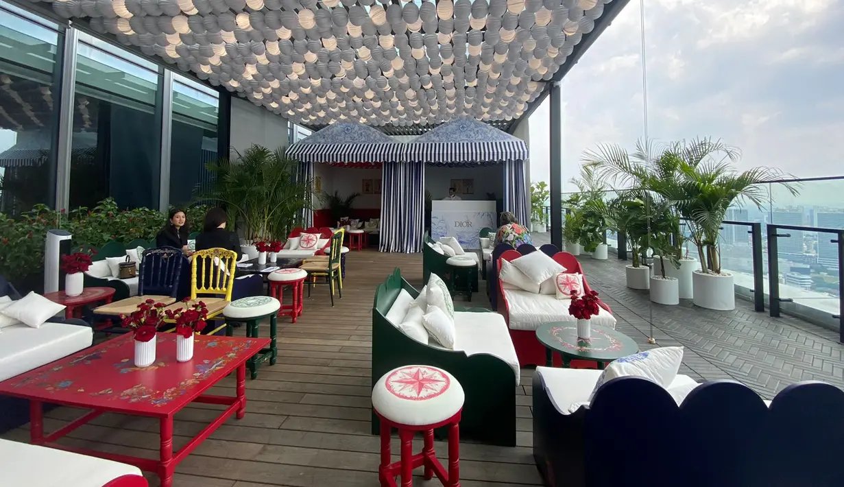 Dior Cafe dengan semua detail yang menggemaskan juga tersedia di area teras. Para pelanggan yang telah puas berbelanja dapat menikmati beragam hidangan lezat dan juga aneka cocktail hingga mocktail sambil menikmati pemandangan kota Jakarta dari lantai 36. / Foto: Adinda Tri Wardhani - Fimela.com.