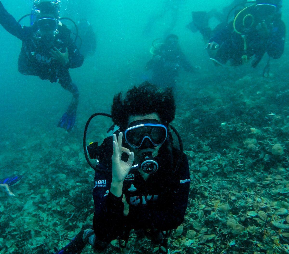 BRI Peduli melalui program BRI Menanam - Grow &amp; Green menyalurkan bantuan kepada Pokdarwis Ujung Bulo, Kabupaten Mamuju, Provinsi Sulawesi Barat, berupa pelatihan sadar wisata, sertifikasi selam untuk jenjang A1 (open water) dan jenjang B1 (instruktur