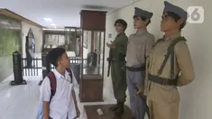 Seorang siswa melihat diorama saat mengunjungi Museum Satria Mandala pada peringatan Hari Pahlawan, Kamis, Jakarta (10/11/2022). Museum sejarah perjuangan Tentara Nasional Indonesia ini menjadi alternatif kunjungan untuk mengedukasi siswa sekolah nilai-nilai kepahlawanan pada peringatan Hari Pahlawan Nasional 10 November. (merdeka.com/Arie Basuki)