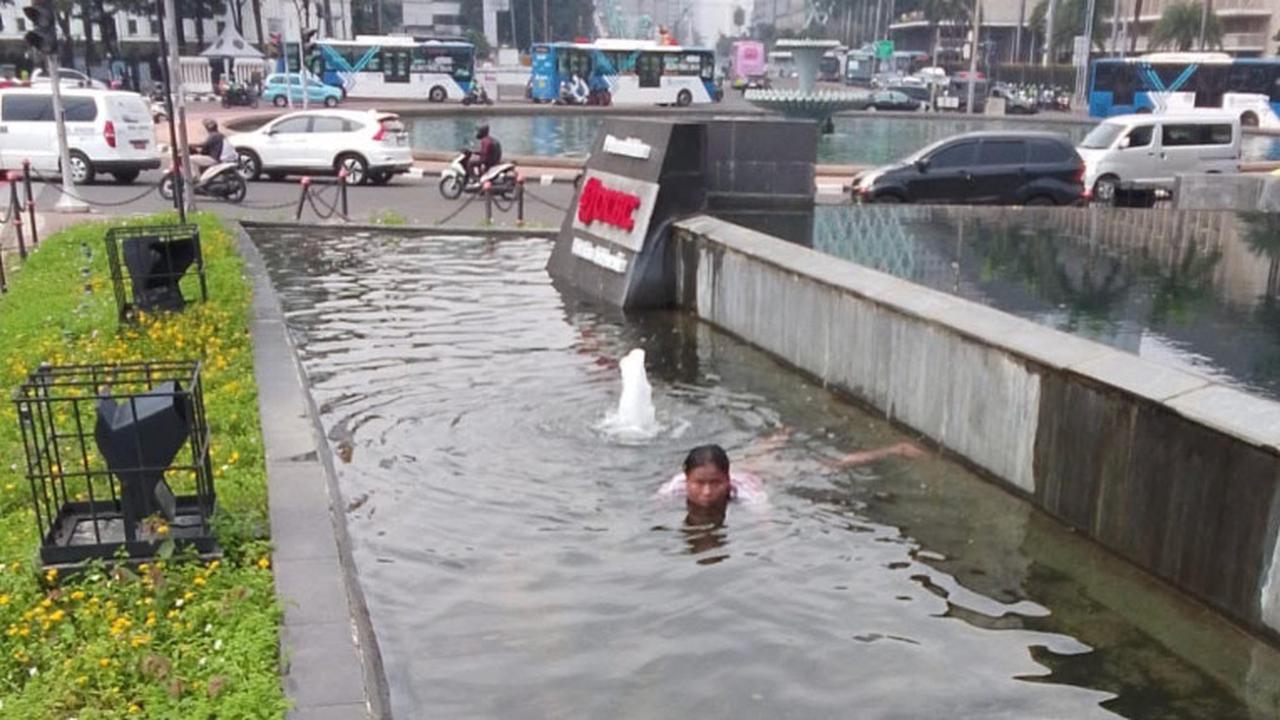 Diduga ODGJ, Wanita Ini Tiba-Tiba Berenang di Patung Kuda, Bikin Heboh Se-Jakarta