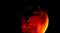  Gerhana bulan ini berwarna merah darah lantaran planet Mars saat ini berada dalam titik terdekat dengan bumi.