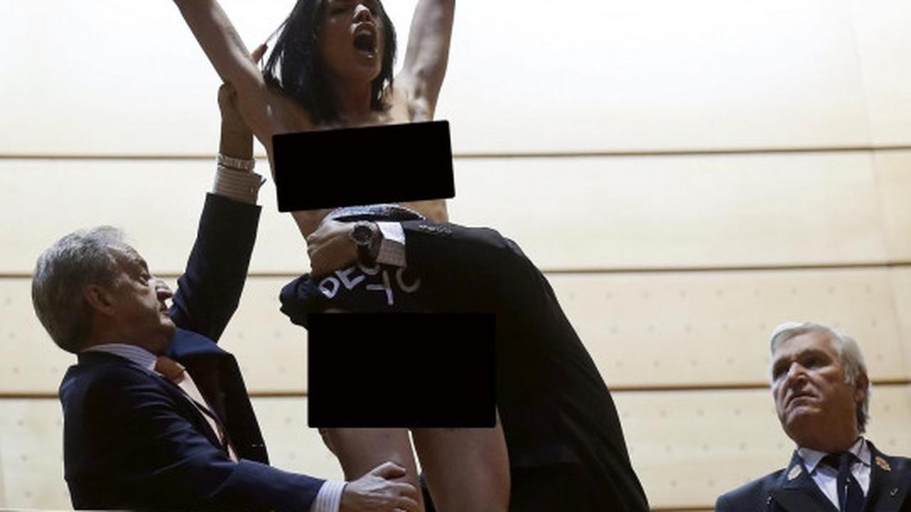 Tolak RUU aborsi, aktivis Femen bugil di sidang parlemen Spanyol