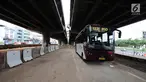 Bus premium Transjakarta atau Royaltrans menunggu penumpang di lahan yang menjadi semacam pul Royaltrans di kolong Tol Simatupang, Jakarta, Selasa (23/4). Ada dua rute bus Royaltrans yang berangkat dari pul ini, yakni S12 (BSD-Fatmawati) dan S31 (Blok M-Bintaro). (Liputan6.com/Herman Zakharia)