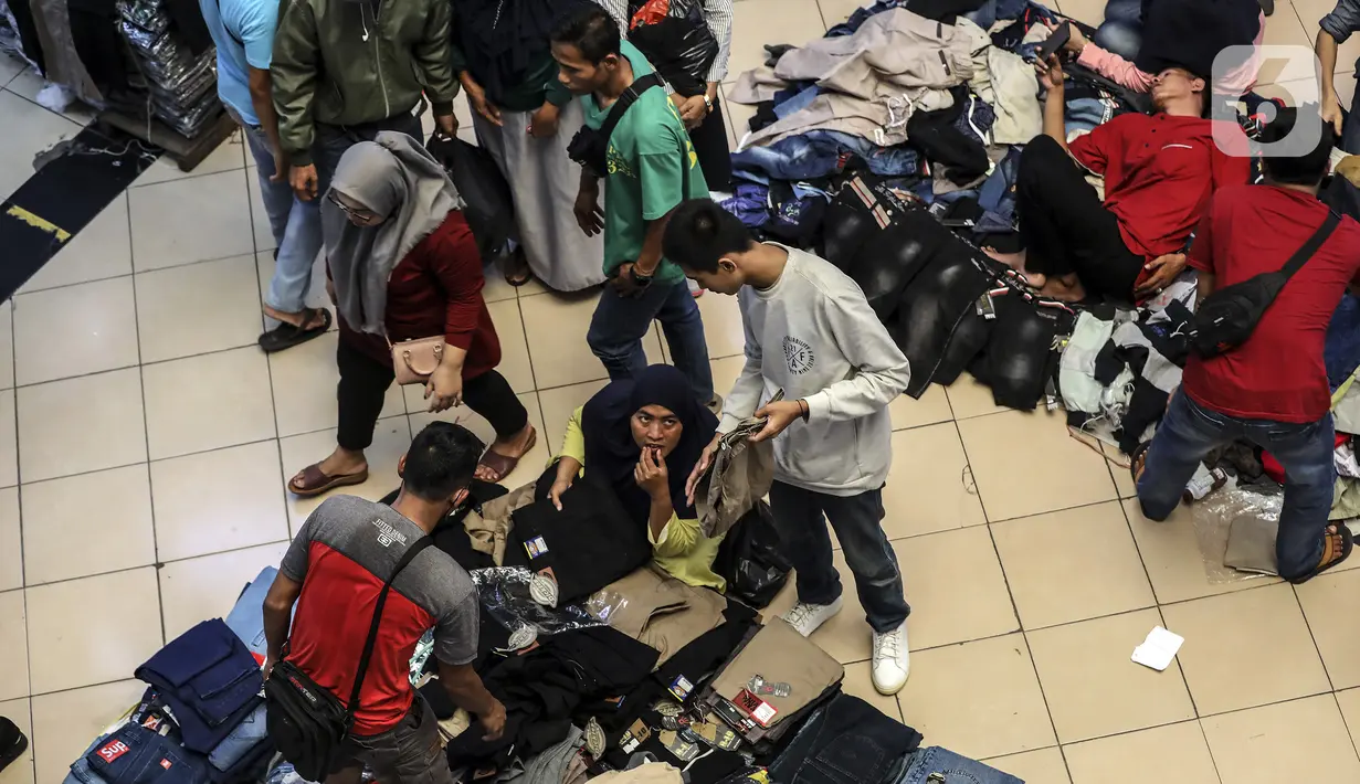 <p>Sejumlah pembeli memilih pakaian di Pasar Cipulir, Jakarta Selatan, Rabu (27/4/2022). Peningkatan pembelian pakaian di Pasar Cipulir terjadi karena banyak pedagang maupun warga yang berbelanja lebih awal untuk mengantisipasi keramaian mendekati Idul Fitri. (Liputan6.com/Johan Tallo)</p>