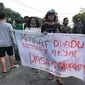 Pendemo bergerak menuju gedung DPRD Sumbar pada Kamis (8/10/2020) Liputan6.com/Novia Harlina