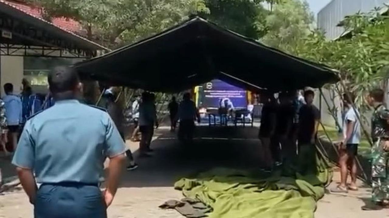 Namun karena situasi semakin menegangkan, ia berjalan mendekati satu persatu orang yang tengah berkelahi.