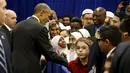 Presiden AS, Barack Obama bersalaman dengan seorang siswi Muslim Amerika seusai menyampaikan pidato saat kunjungan ke masjid Islamic Society of Baltimore, Catonsville, Maryland, Rabu (3/2/2016). (REUTERS/Jonathan Ernst)