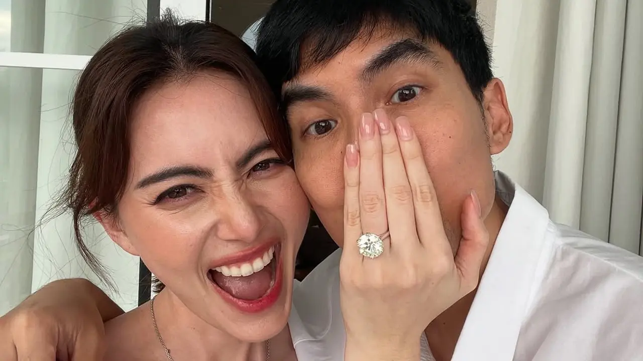 Aktris Thailand Mai Davika Dilamar Ter Chantavit Setelah 7 Tahun Pacaran, Pamer Cincin Berlian Besar dengan Outfit Kasual